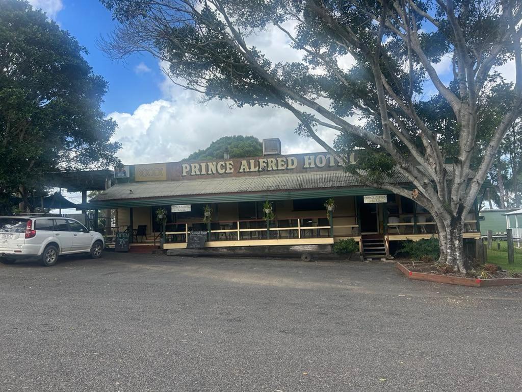Gundy Pub & Caravan Park Gundiah Экстерьер фото